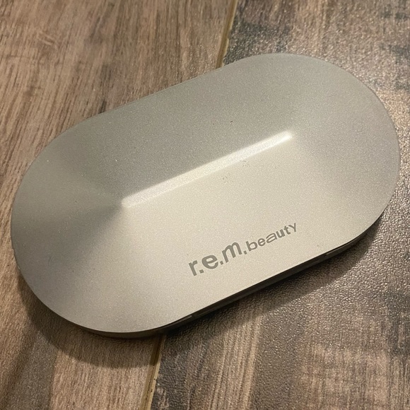 R.E.M Beauty Groovy Baby Eyeshadow Palette - Picture 3 of 4